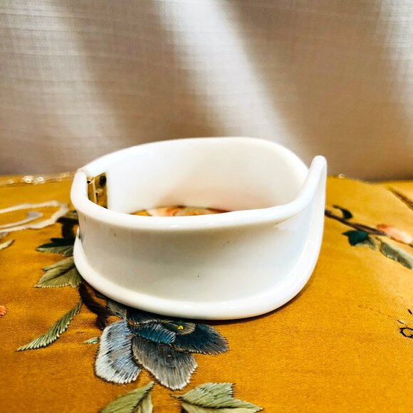 Vintage 1960s Trifari Clamp Bracelet in White Plastic - Picture 4 of 9